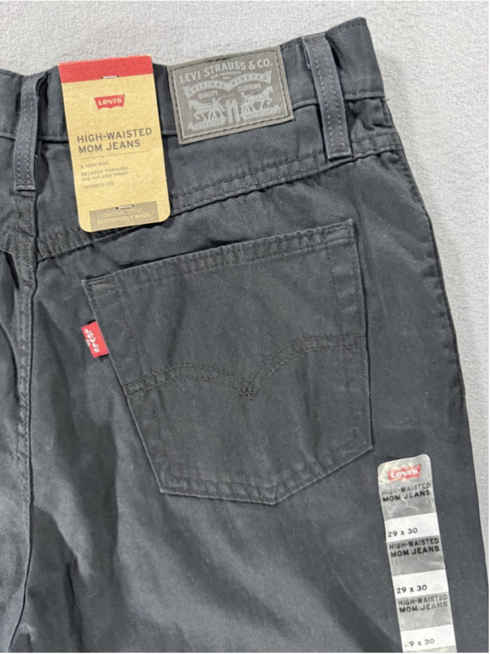 NWT Levi's '80's Mom Jeans High Rise Relaxed Tapered Leg Black Size 29x30 - Picture 15 of 16